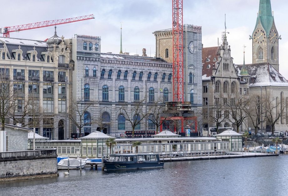 Historisches Gebäude Fraumünsterpost in Zürich, seitliche Ansicht, vollständig eingerüstet und mit einem fotorealistischen Fassadendruck auf Bauplanen verhüllt
