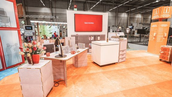 SwissSkills Messestand aus Wabenkarton. Die Mobiliar hat 300 m2 Messestand aus diesem Mobiliar gefertigt. Bis auf ein paar Ausnahmen wie Screens sind alle Elemente und Accessoires aus Karton. wie: Blumenstrauss, Tischlampe, Schreibtisch, Uhr, Kommode, Stellwand mit integriertem Screen, Verkaufsstand usw.