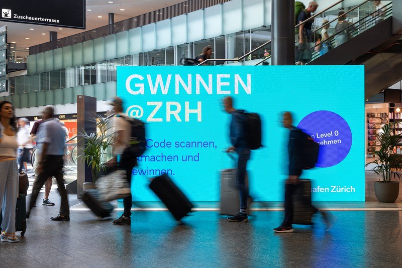 Begehbare Markeninszenierung mit LED-Wand im Flughafen Zürich, gestaltet als interaktive Erlebniswelt.