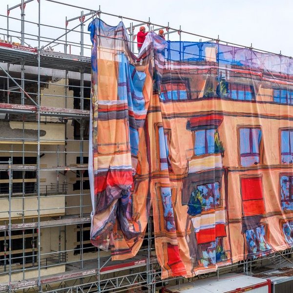 Installation d’un revêtement d’échafaudage avec une reproduction d’une peinture originale de Michele Bordoni