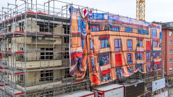 Installation d’un revêtement d’échafaudage avec une reproduction d’une peinture originale de Michele Bordoni