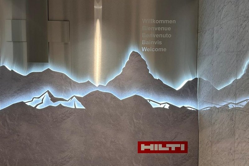 Konturgeschnittene Bergkulisse aus Aluminium mit rückseitiger LED-Beleuchtung.