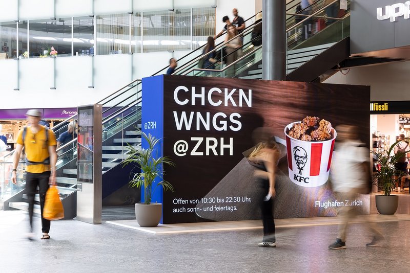 Begehbare Markeninszenierung mit LED-Wall im Flughafen Zürich, gestaltet als  Erlebniswelt.