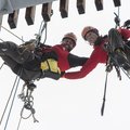 Fotoaufnahme als Symbolbild für zwei Seilarbeiter von Richnerstutz. Hier im Einsatz für die APG, Sujetwechsel eines Megaposters an einer Bergstation in Zermatt.