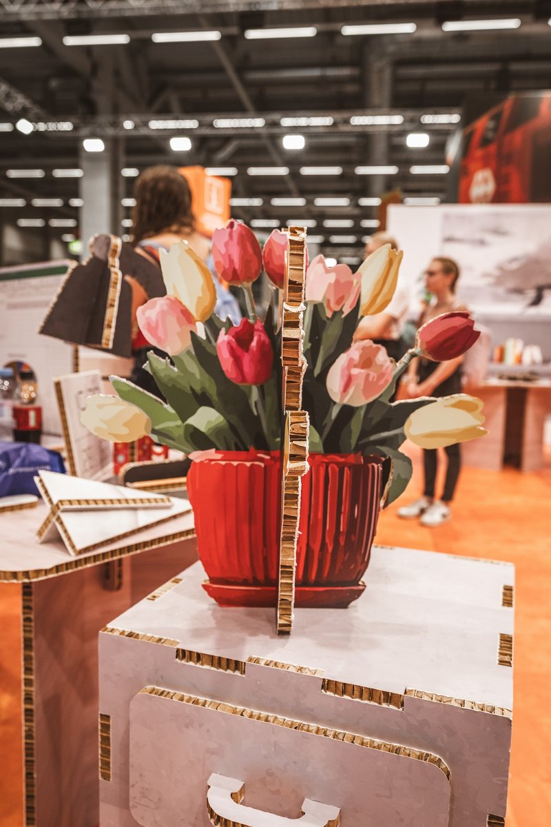 SwissSkills Messestand aus Wabenkarton. Die Mobiliar hat 300 m2 Messestand aus diesem Material gefertigt. Bis auf ein paar Ausnahmen wie Screens sind alle Elemente und Accessoires aus Karton, sogar die Blumen