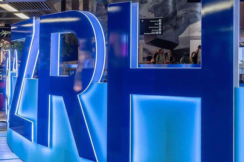 Acrylbuchstaben «ZRH» in Übergrösse am Flughafen Zürich