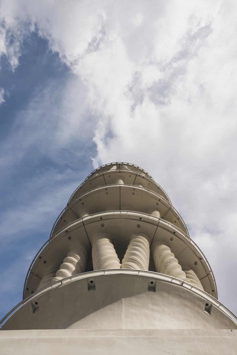 Blick aus der Froschperspektive auf den enthüllten Weissen Turm von Mulegns, der zuvor verhüllt war.