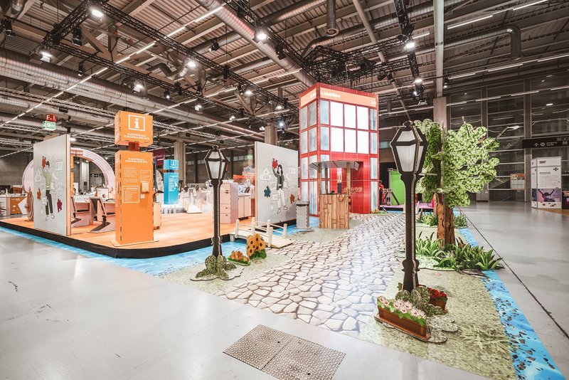 SwissSkills Messestand aus Wabenkarton. Die Mobiliar hat 300 m2 Messestand aus diesem Material gefertigt. Bis auf ein paar Ausnahmen wie Screens sind alle Elemente und Accessoires aus Karton. wie: Infostele, Strassenlaterne, Glasgebäude, Stellwände, Blumen, Grasusw.usw.