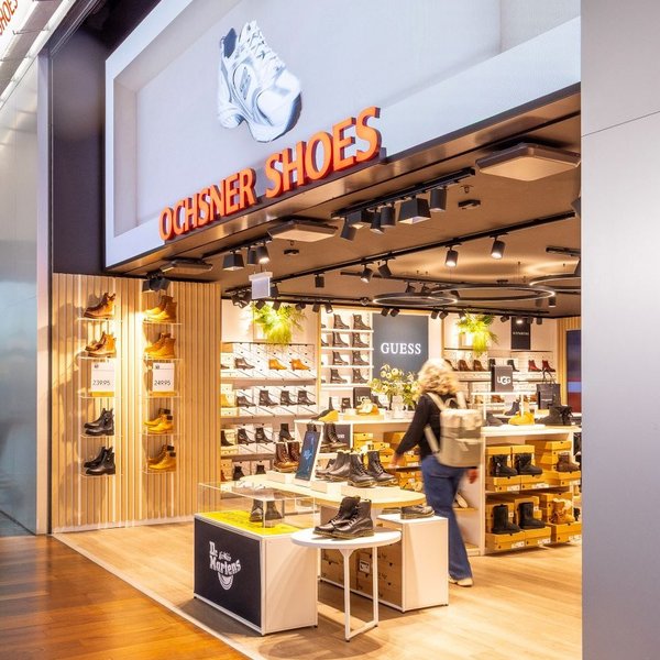 LED-Screen mit leuchtendem Schriftzug am Eingang von Ochsner Shoes im Tivoli Spreitenbach.