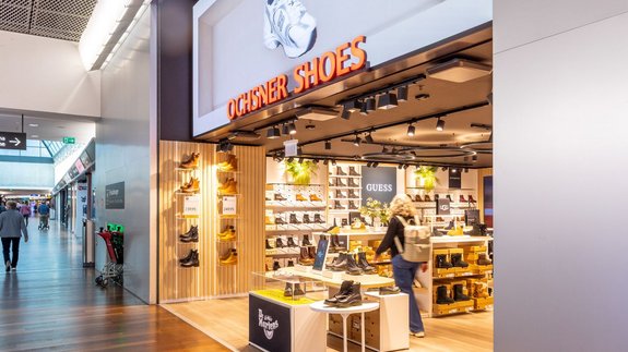 LED-Screen mit leuchtendem Schriftzug am Eingang von Ochsner Shoes im Tivoli Spreitenbach.