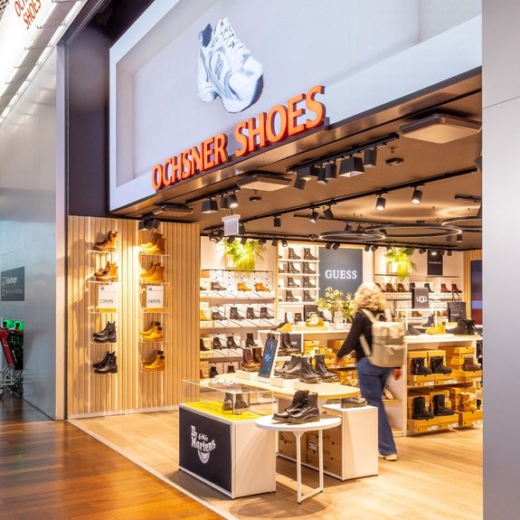 LED-Screen mit leuchtendem Schriftzug am Eingang von Ochsner Shoes im Tivoli Spreitenbach.