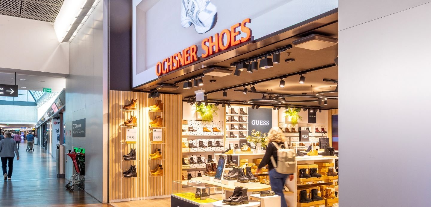 LED-Screen mit leuchtendem Schriftzug am Eingang von Ochsner Shoes im Tivoli Spreitenbach.