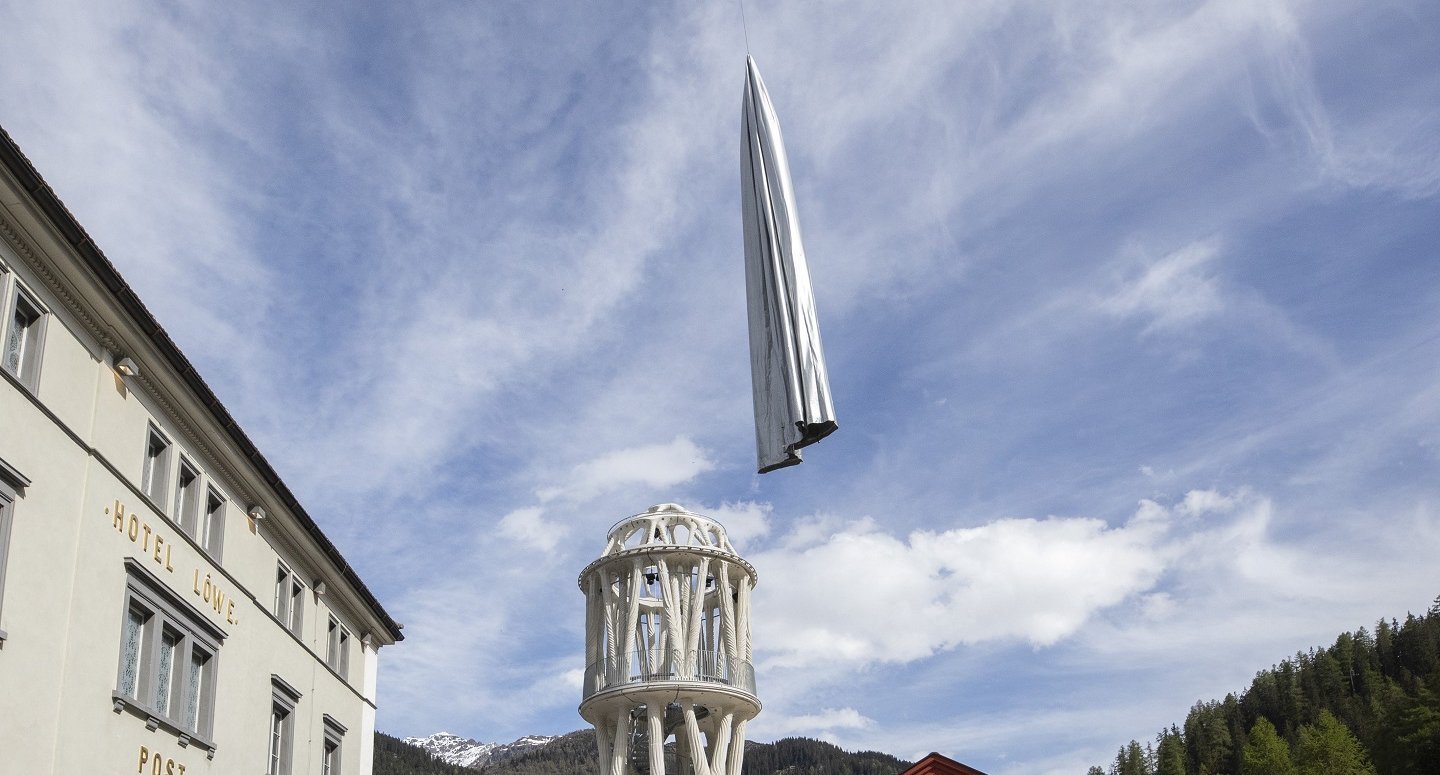 Der Weisse Turm von Mulegns wird mithilfe eines Helikopters von seiner textilen Hülle enthüllt.