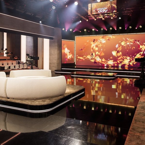 Caissons lumineux et éléments textiles dans le nouveau studio « Happy Day » de la SRF avec un éclairage précis et une conception moderne. Source de l'image : SRF