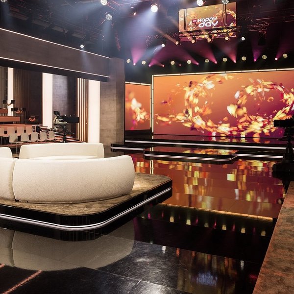 Lightboxes and textile elements in the new SRF «Happy Day» studio with precise illumination and modern studio design. Image source: SRF