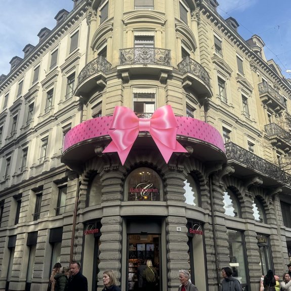 Large pink bow on the balcony of Confiserie Bachmann flagship store, Zurich