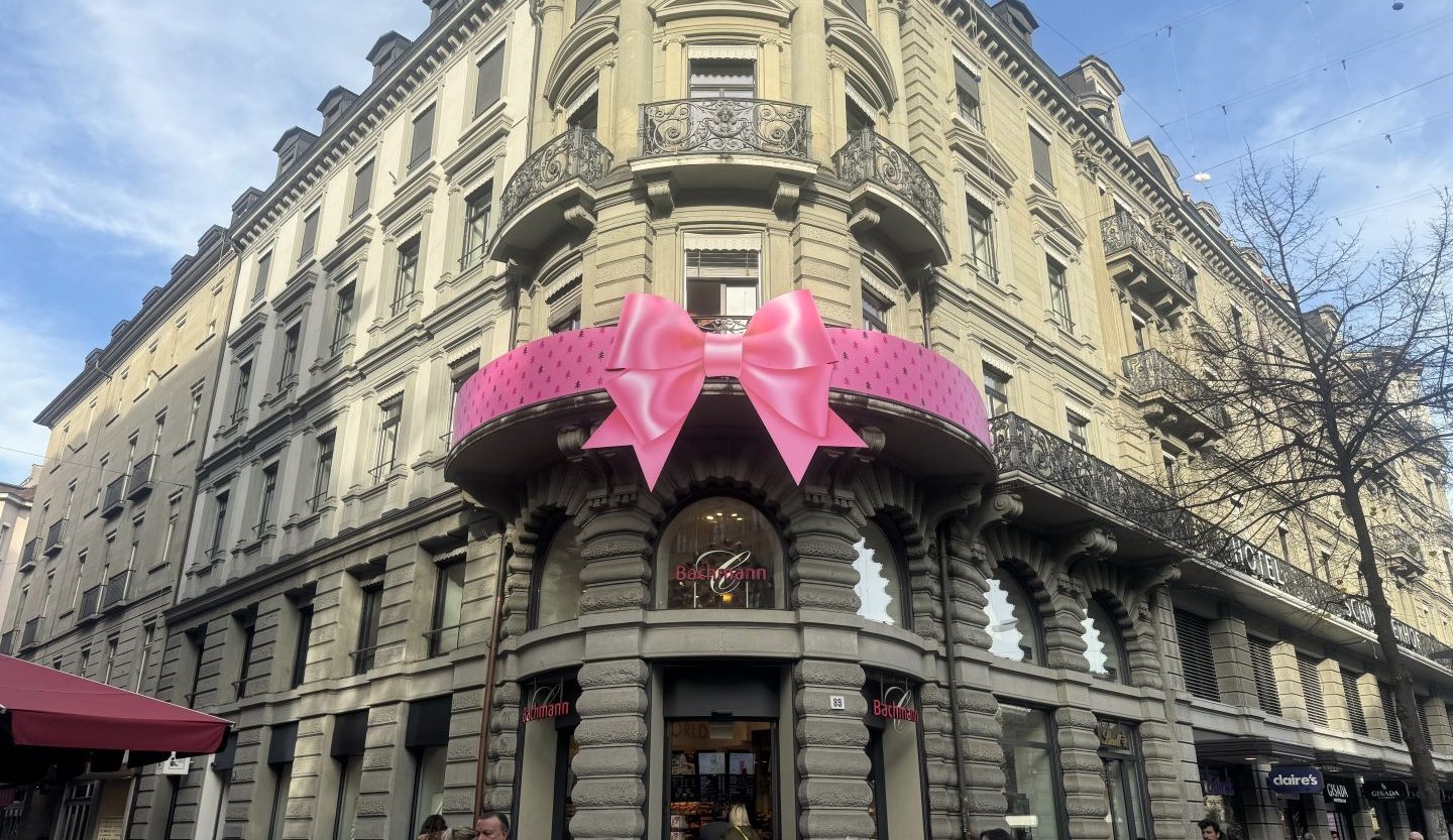 Grand nœud rose sur la balustrade du Flagship Store de Confiserie Bachmann à Zurich