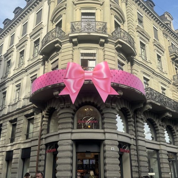 Grand nœud rose sur la balustrade du Flagship Store de Confiserie Bachmann à Zurich