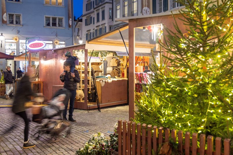 Besucher und Besucherinnen Weihnachtsmarkt Münsterhof Zürich