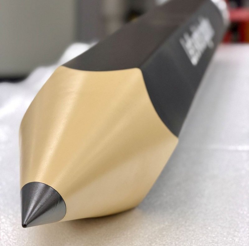 Zwei riesige Bleistifte, als 3D-Objekte, während Produktionsprozess. 