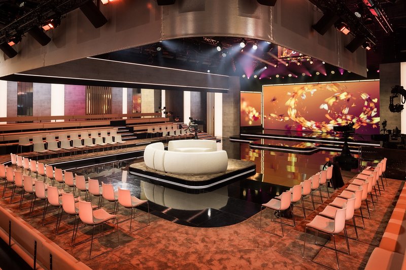 Leuchtkästen und textile Designelemente im SRF-«Happy Day»-Studio. Bildquelle: SRF