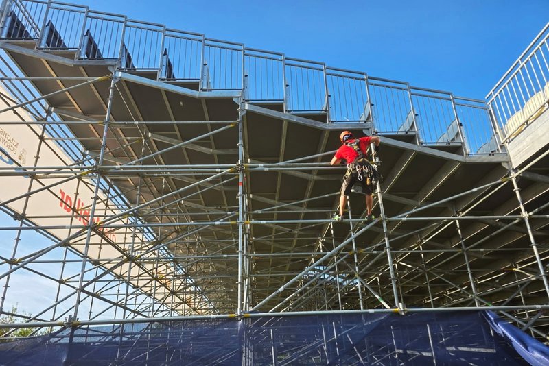 Monteur Richnerstutz arbeitet an der Tribüne der 18. Kilchberger Schwinget.