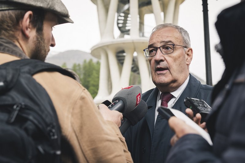 Bundesrat Guy Parmelin spricht bei der Enthüllungsfeier des Weissen Turms von Mulegns.