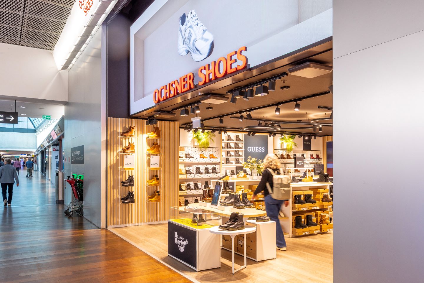 LED-Screen mit leuchtendem Schriftzug am Eingang von Ochsner Shoes im Tivoli Spreitenbach.